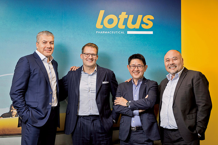 美時董事長魏斯曼(左2)、總經理瓦薩洛夫(左1),與最大股東PTT新事業暨永續長拉 塔納松巴特(左3)一起,來台宣布重大收購計畫。