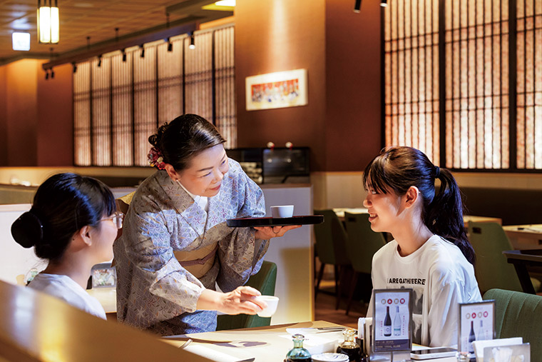 陳麗華對服務格外講究，在送茶遞水時，定要彎腰屈膝，並微笑 與客人對視，每個細節都不馬虎。