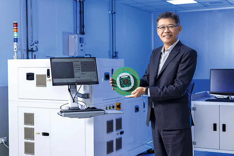 漢測總經理王子建手持自主開發的探針卡，展現公司在半導體測試領域的 研發實力，並逐步布局高頻晶片測試市場。