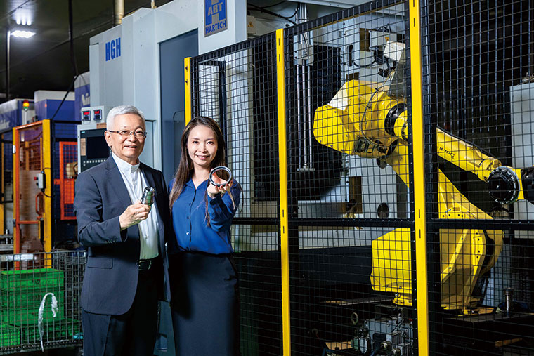 和大集團總裁沈國榮（左）積極投入轉型工作，將和大工業交棒給沈千慈（右）管理。