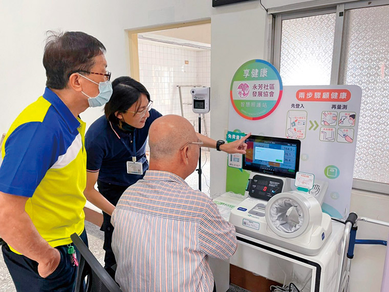 社區志工會協助長輩使用器材測量身體數據,再上傳到共照雲資料 庫,取得個人化的健康建議。