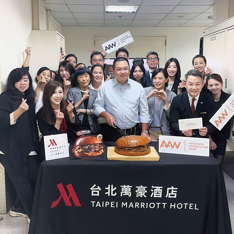 劉恒昌（中）與萬豪員工一起，用10吋巨人堡共同慶祝 飯店十周年生日。
