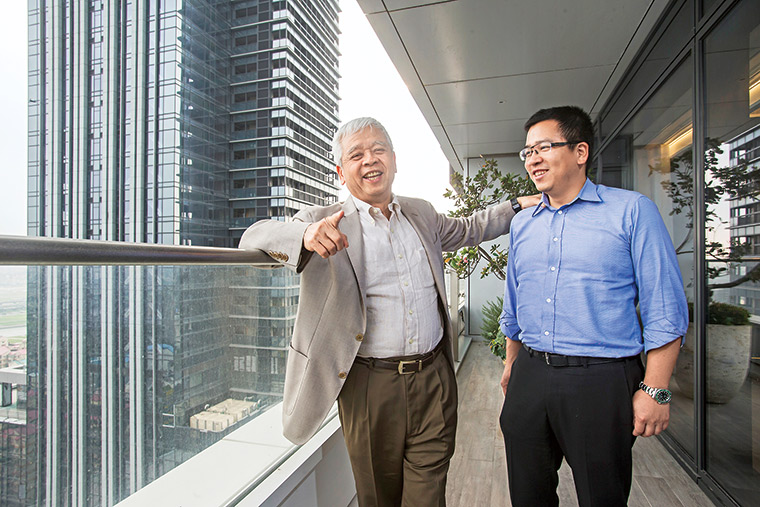 台北萬豪董事長劉文治（左）與常務董事劉恒昌（右）父子檔合力打造台北萬 豪酒店，帶動台北大直商圈繁榮。
