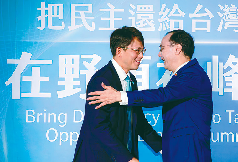 因應自家立委遭「大罷免」威脅，國民黨主席朱立倫（右） 與民眾黨主席黃國昌（左）「藍白」聯手，催出「非綠」陣 營投票，在所有選區全面壓制罷免方