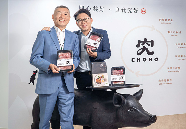 吳昆民（左）和吳季衡（右）父子檔，從賣動物營養品到養豬、做品牌，齊心帶 領公司開創新事業。