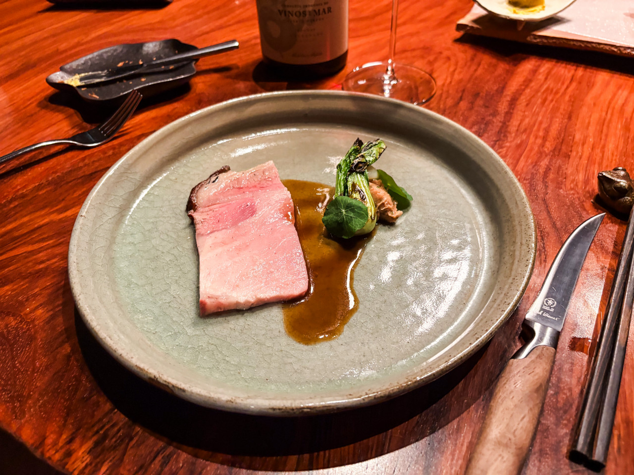 〈煙燻究好豬・紅麴・炭烤百合根〉