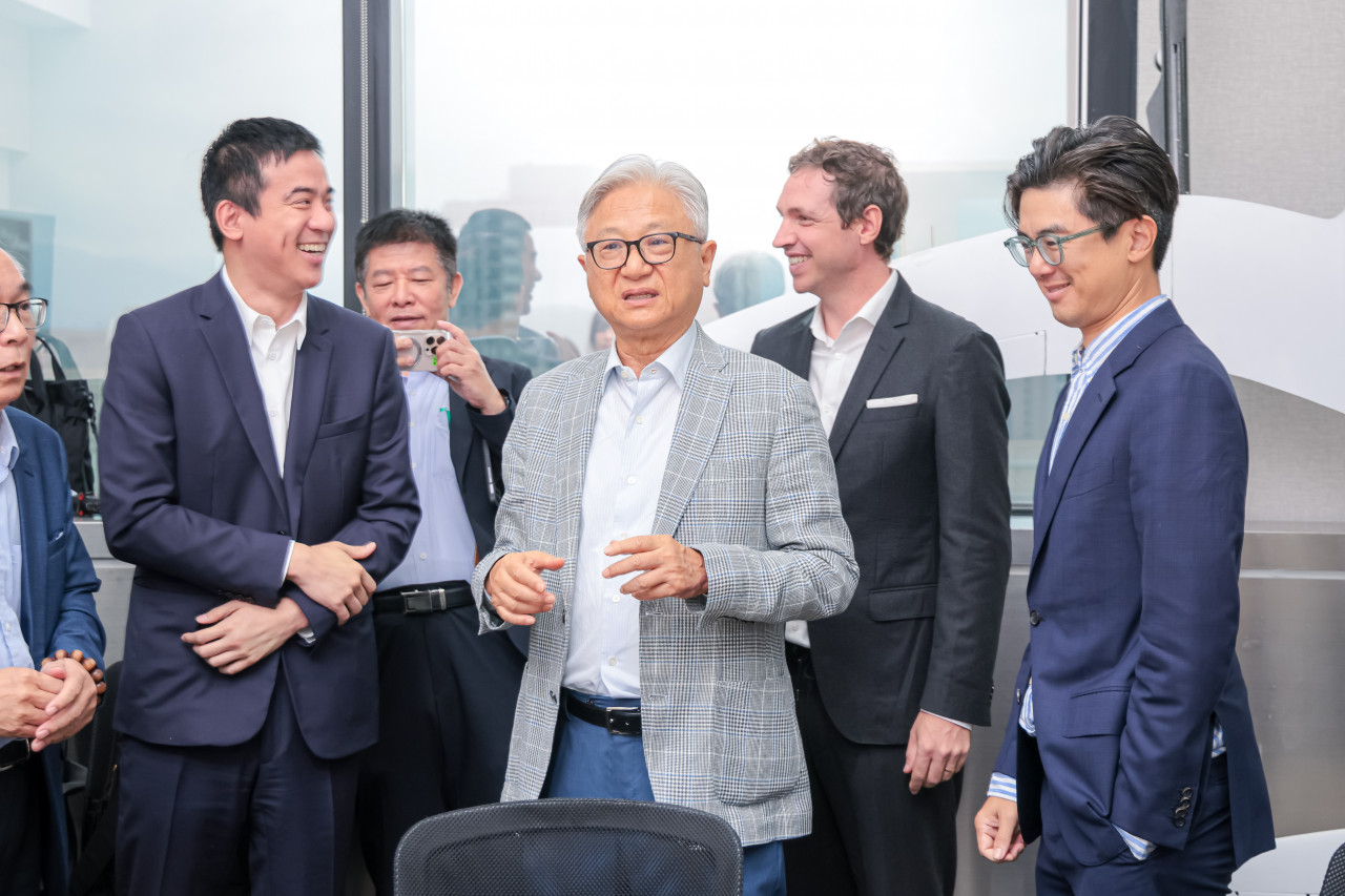 新纖董事長吳東昇(中)與集團第三代吳昕杰(右)、吳昕東一同亮相。