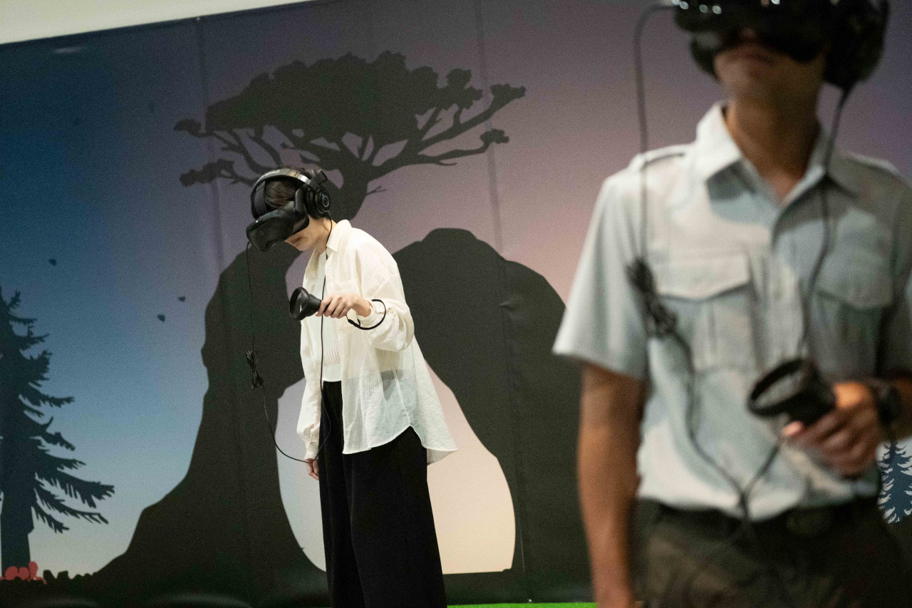 體驗者戴上VR 頭戴式裝置和耳機後，便能體驗在VR世界裡自由走動的感覺。