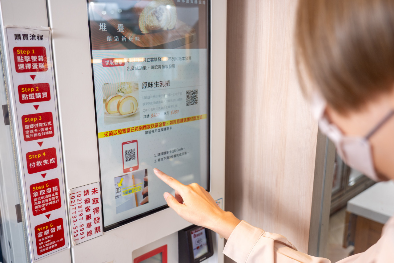 亞尼克YTM以隨機客為主,許多民眾下班經過機台,就會順手買一條生乳捲回家。