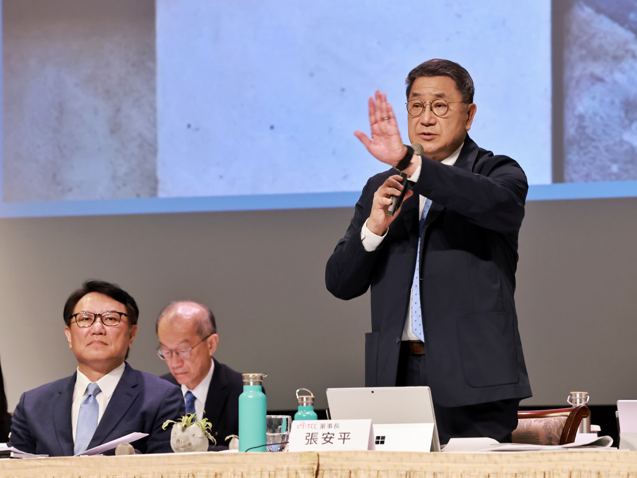 面對股東質疑，張安平神情嚴肅、霸氣回應。