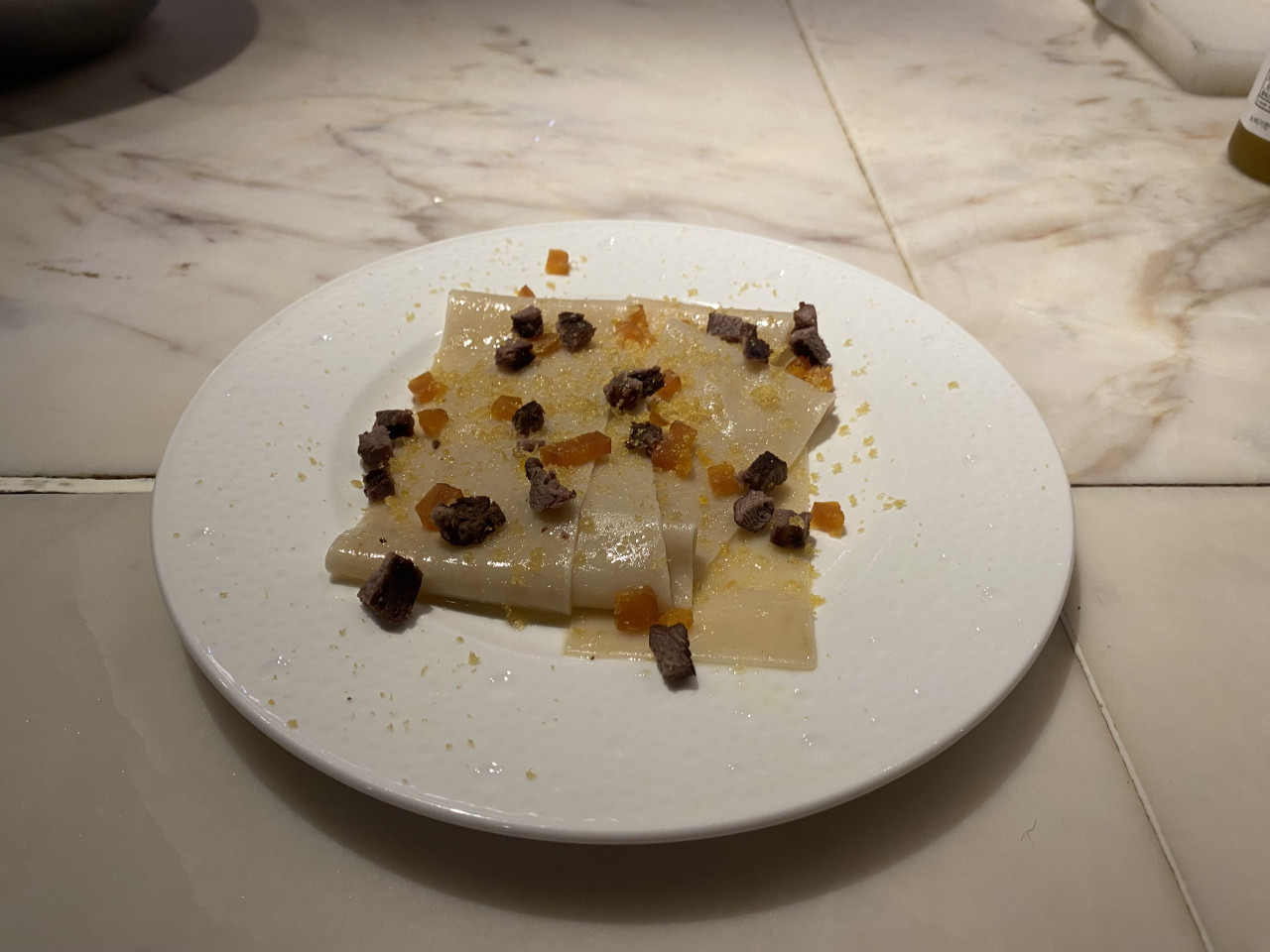 麵條上以台灣特產烏魚子和滷牛腱點綴。