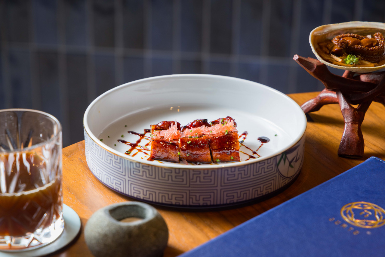 即使是常見的叉燒,雷啟裕也能玩出新花樣。他推出「千錘百煉黑叉燒」,透過肉錘和鬆肉針反覆敲打五花肉,讓肉質變軟嫩後,再以馬來西亞黑醬油調味,讓叉燒比傳統叉燒色澤更深、味道也更濃郁。