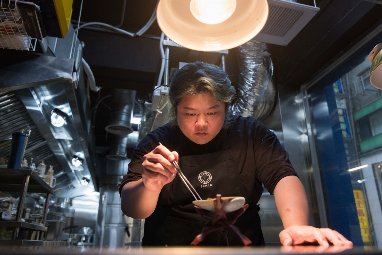 雷啟裕眼神專注,不放過任何一個小細節。