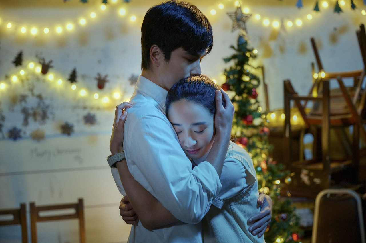 曾敬驊飾演的李壬曜（左）與李沐飾演的江曉彤（右），在劇中相愛卻不能相守。