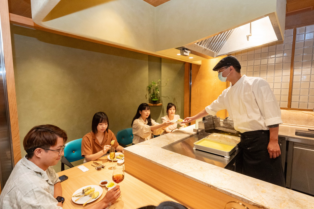 島語高雄店新增板前座位。