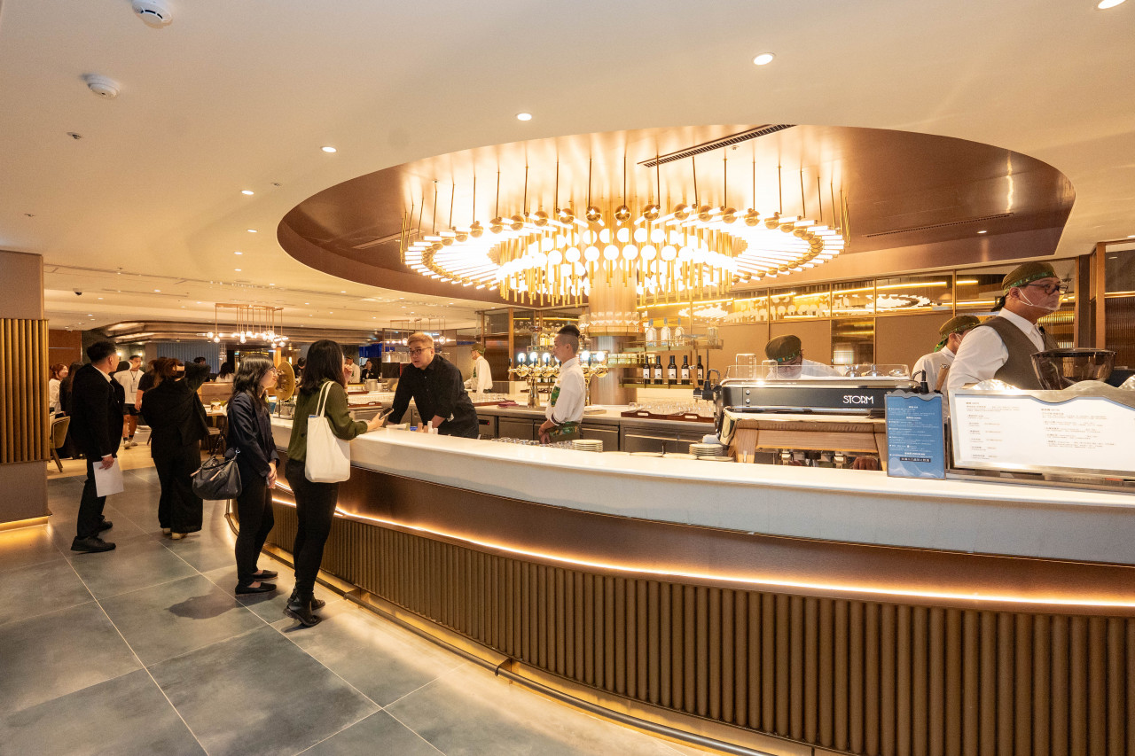 島語高雄店裝潢、設計均由董事長林淑婷親自督軍，一走進入口就可以看到調酒吧台。