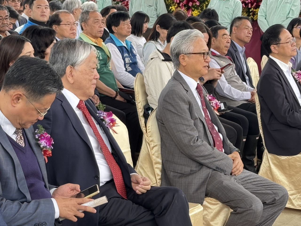 義美總經理高志明(左)與吳東昇(右)比鄰而坐,兩人也正在討論進駐事宜。