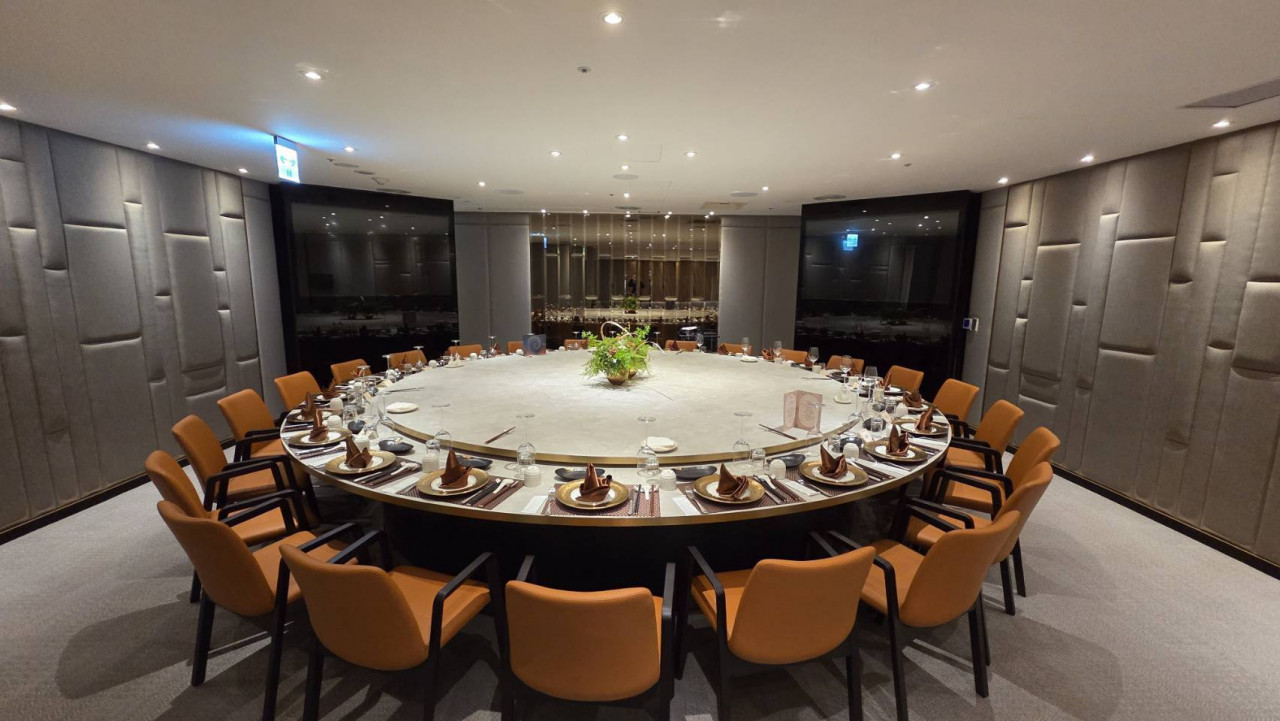 最大包廂可容納24人，提供企業聚餐和招待客戶。