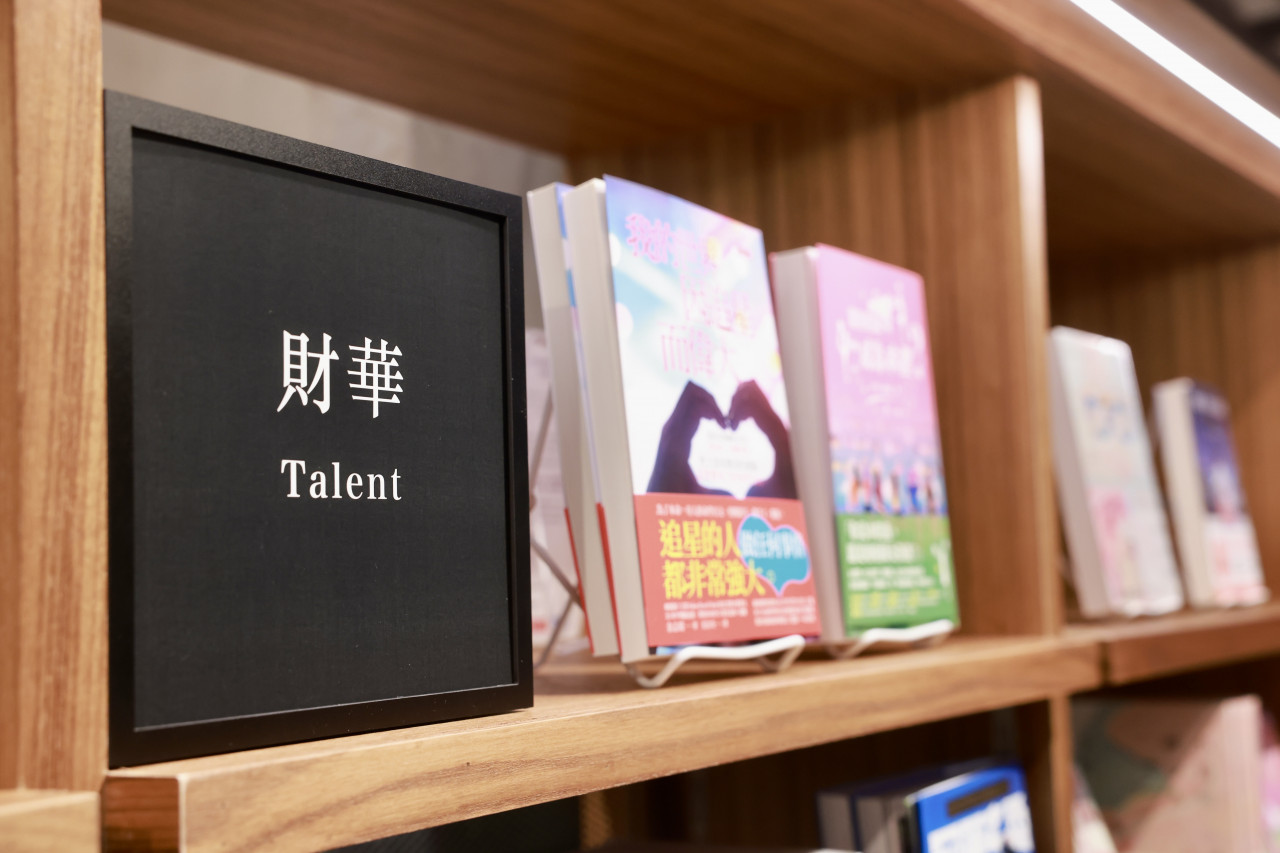 台灣蔦屋的書籍分類更具實驗性，可作為加盟店的示範場域。
