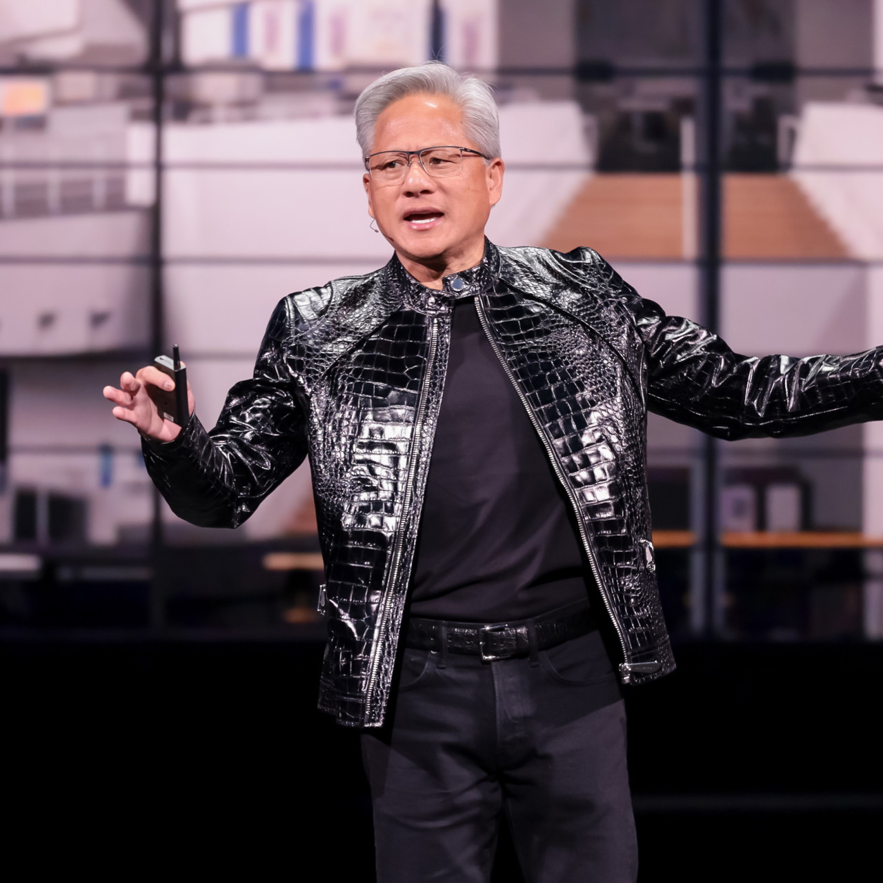 輝達執行長黃仁勳表示，實體AI的ChatGPT時刻來了。