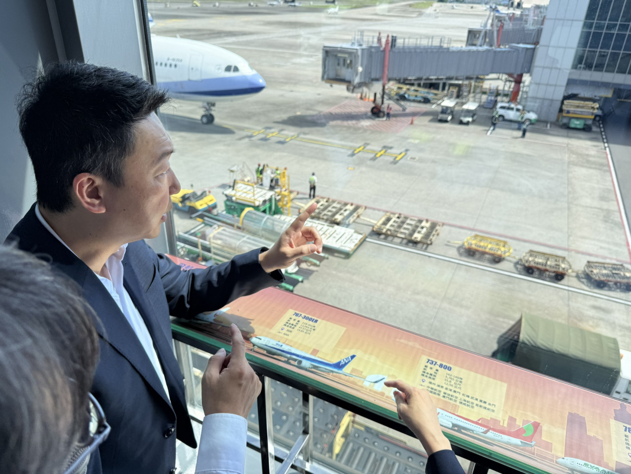 交通部長陳世凱視察松山機場景觀台。