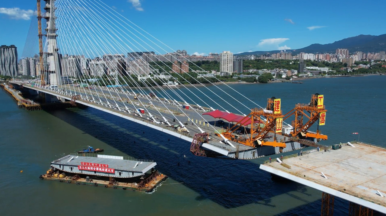 昨日載送淡江大橋最後一塊拼圖到現場。圖/公路局提供