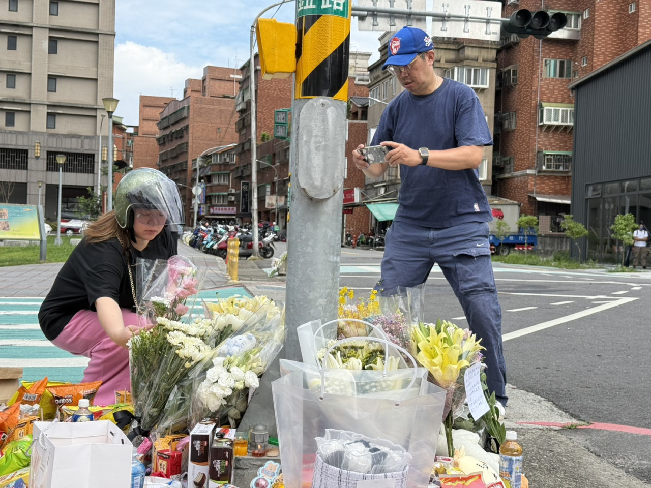 駭人車禍發生後，隔日許多民眾前來獻花致意。