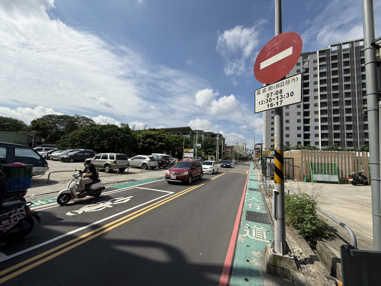 即便上學期間有管制，但僅有號誌標示形同虛設。