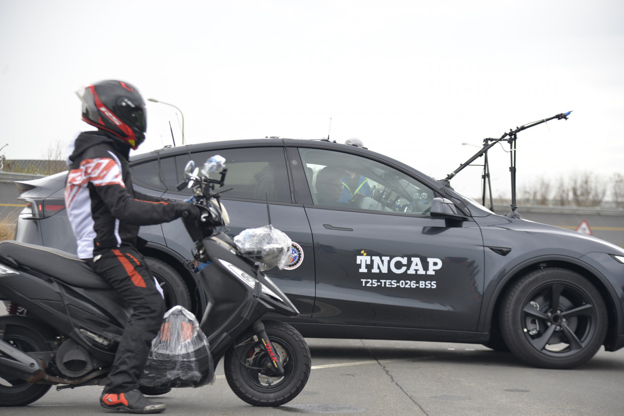 特斯拉展示時並未偵測到後方接近的機車騎士，或許是大雨讓車輛「水土不服」。