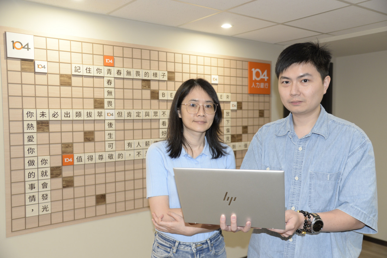 104人力銀行獵才顧問許玟芳(左)、陳韋旭(右)。