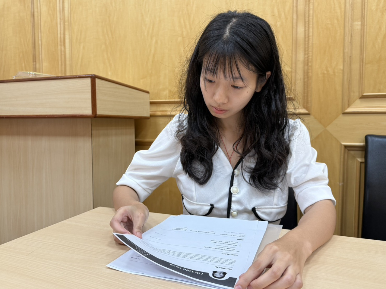 正在準備履歷資料的Jordy求職不順，正打算將現有兼職轉正。