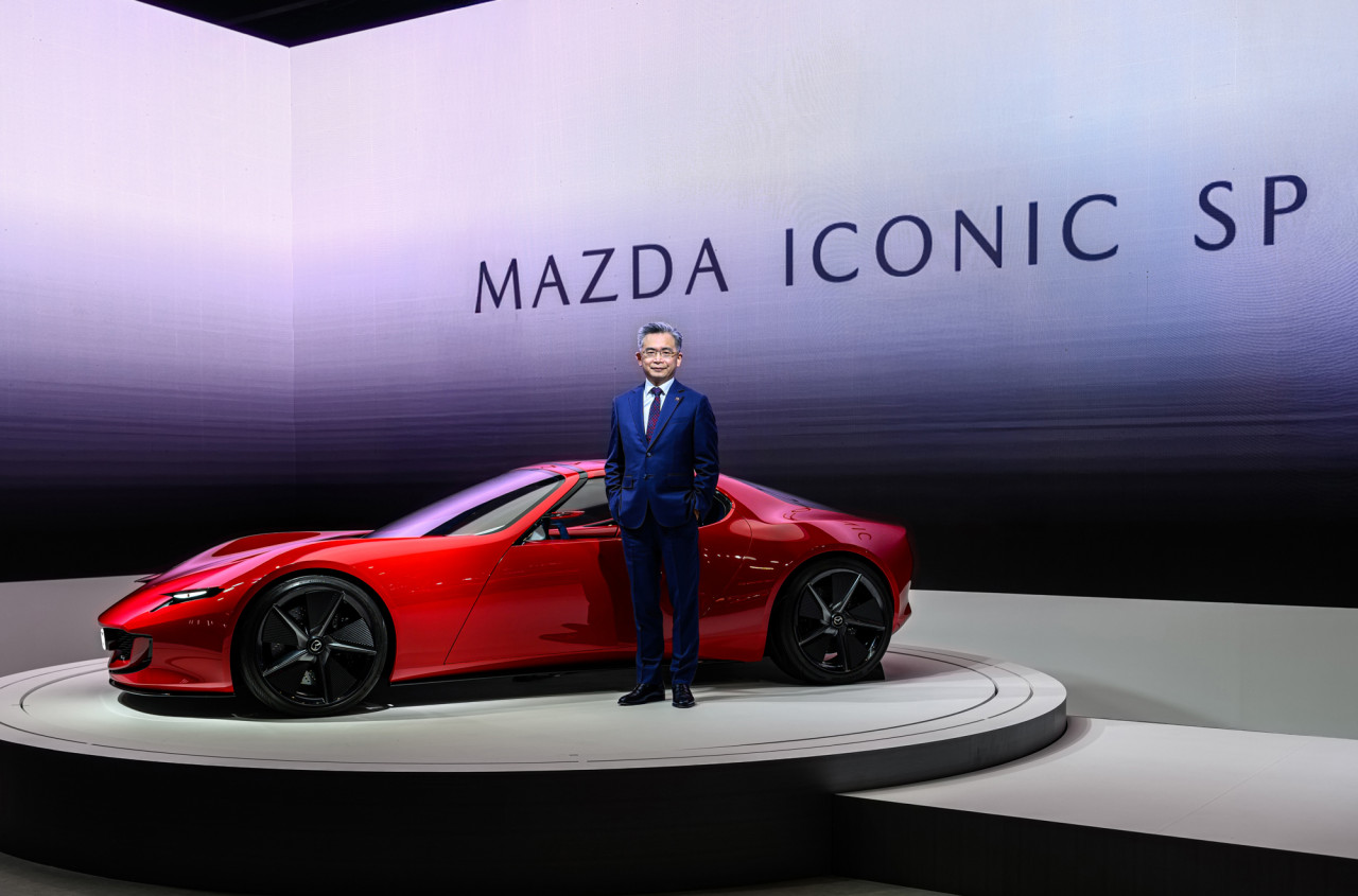 台灣馬自達從日本運來概念跑車。