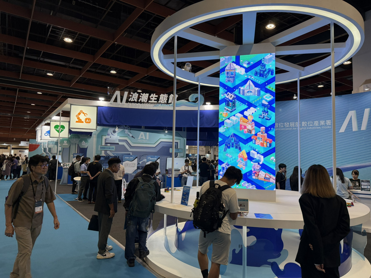 AI WAVE展覽聚集2百多家廠商，展出近300種AI應用。