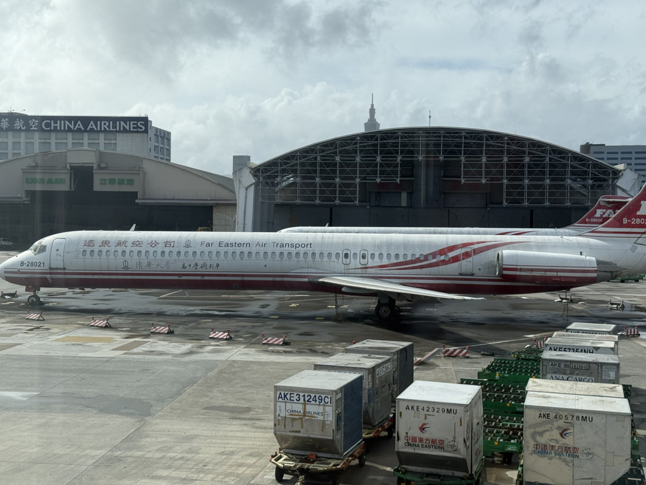 遠航仍有多架班機停放在機場。