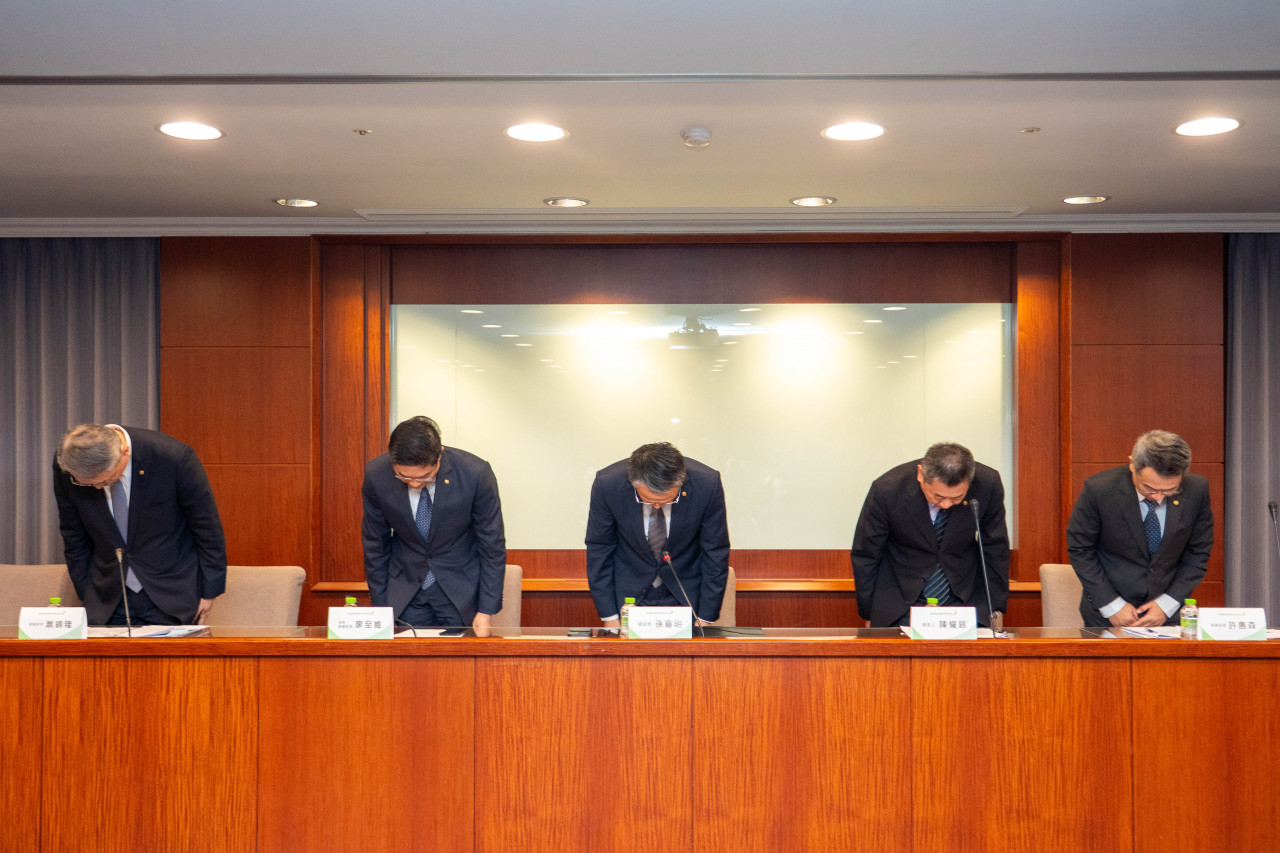 長榮航空總經理孫嘉明率高層鞠躬道歉。