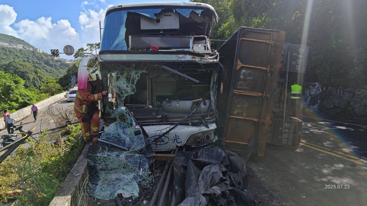 國光客運車輛遭一打滑的砂石車正面撞上，車頭變形，多名乘客受傷送醫。圖／新北市市消防局提供