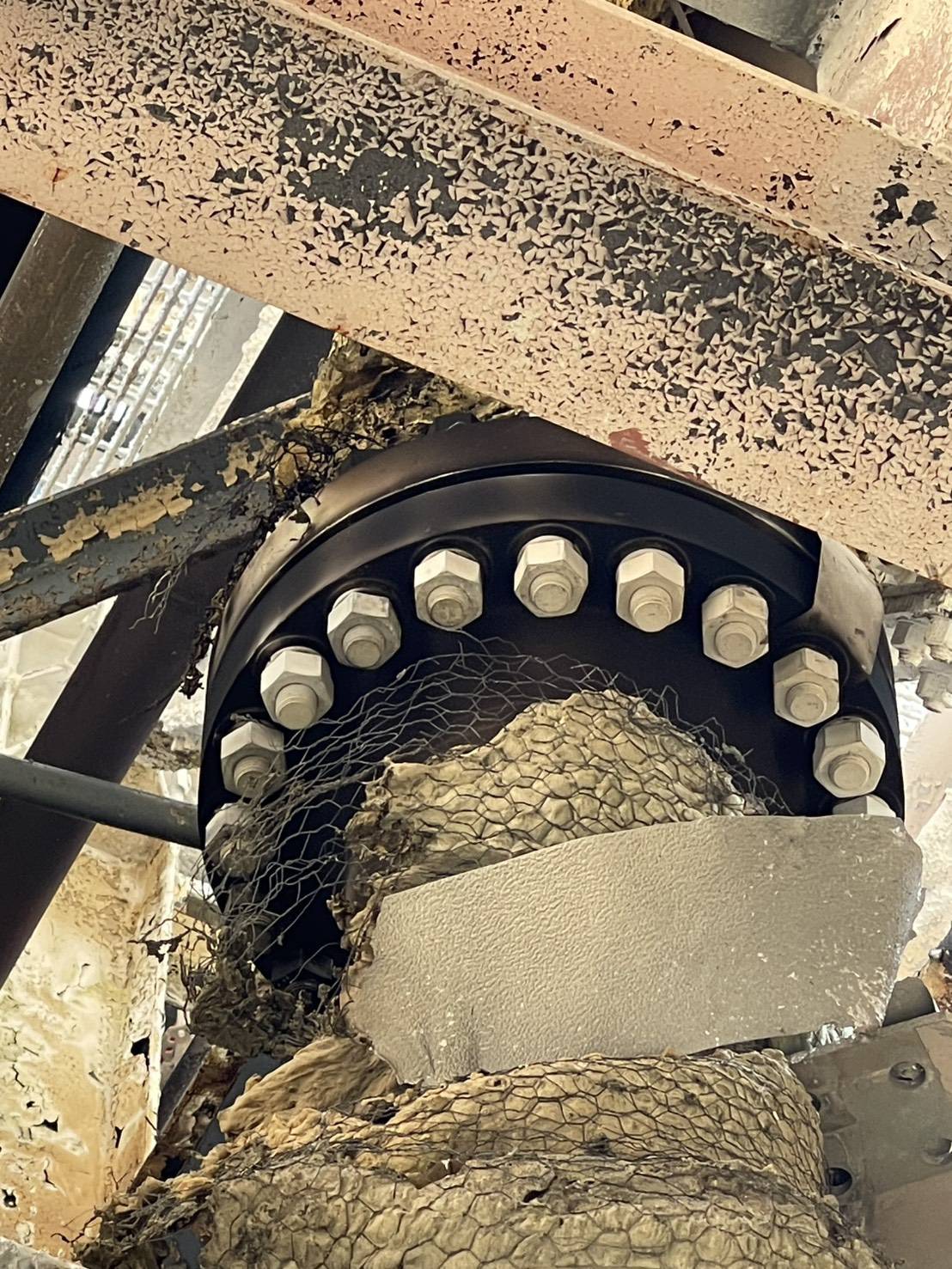 圖為法蘭（flange），用於連結兩段管線或管件的金屬構件，通常以螺栓鎖固，並夾入墊片以確保密封。圖／台電提供