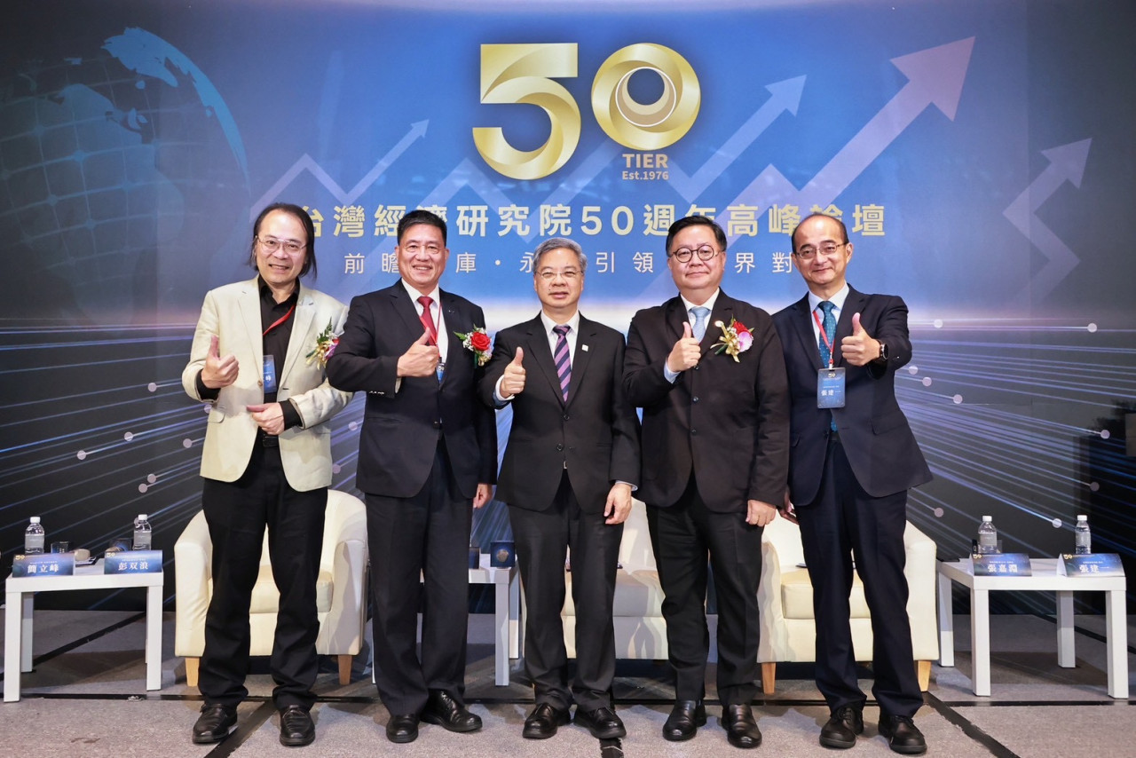 左起依序為Google台灣前董事總經領簡立峰、友達董事長彭双浪、經濟部長龔明鑫、廣達技術長張嘉淵、台經院長張建一。圖/台經院提供