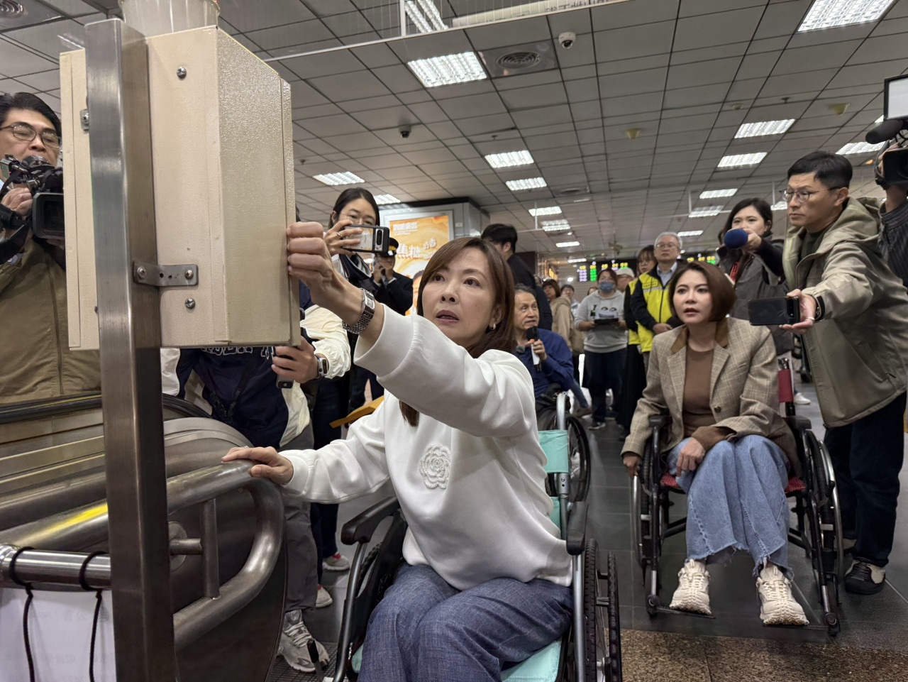 兩名立委本來打算使用爬梯機,卻發現要等6到10分鐘才會有專人來幫忙。