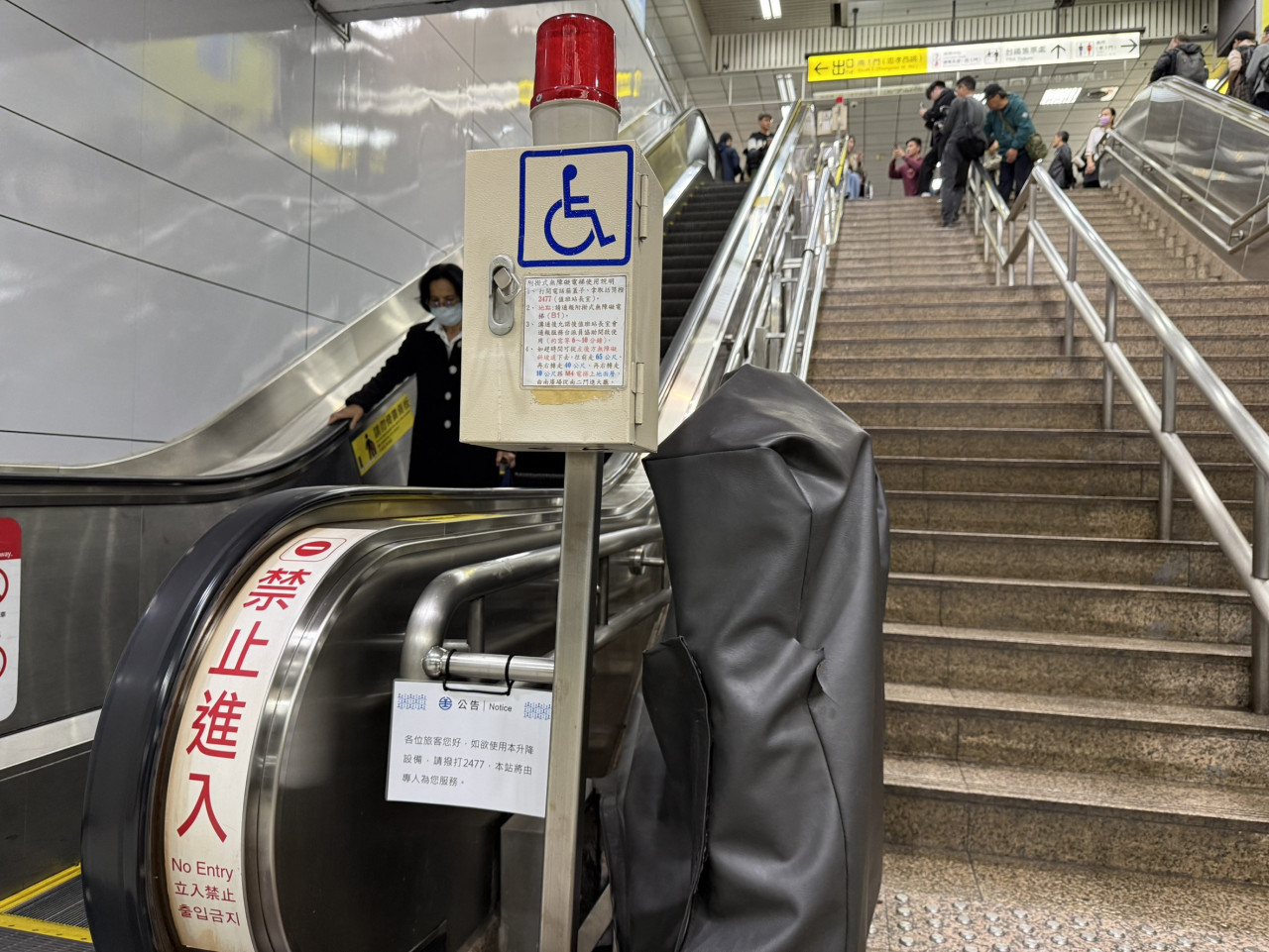 爬梯機平常是用黑布罩住,有需求時才會啟動。