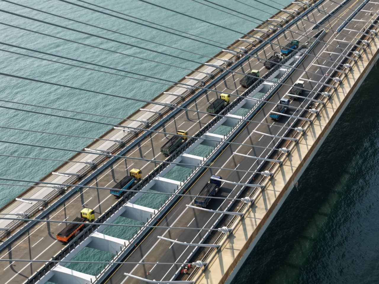 鋼纜撐住整個橋面，是現今全球跨距最大的單塔不對稱斜張橋。