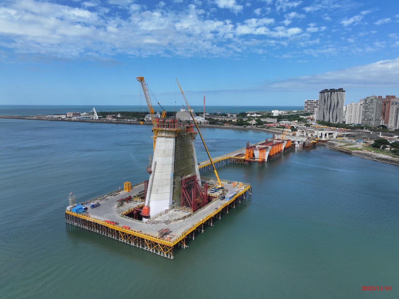 淡江大橋當初是一層一層澆灌而成，而53組切片外型也首度曝光。