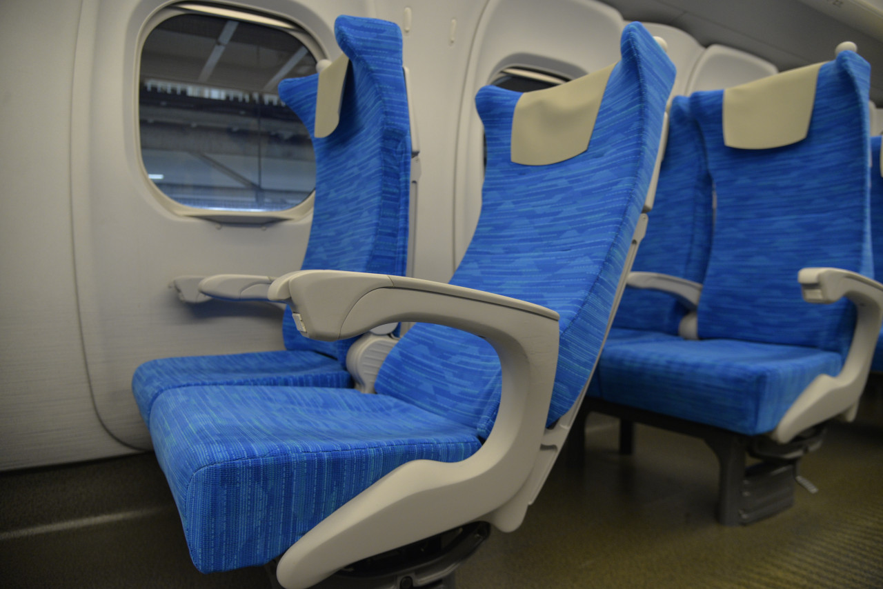 新世代列車的高鐵座椅，向後靠以後，椅面也會跟著下沉，帶來包覆性的舒適感。黃靖文攝