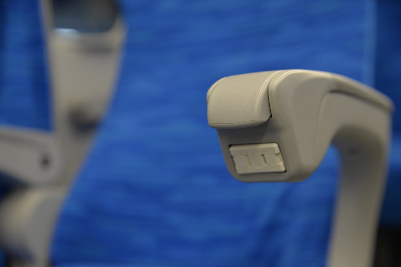 扶手就有110v充電孔，可以說是3C族大福音。