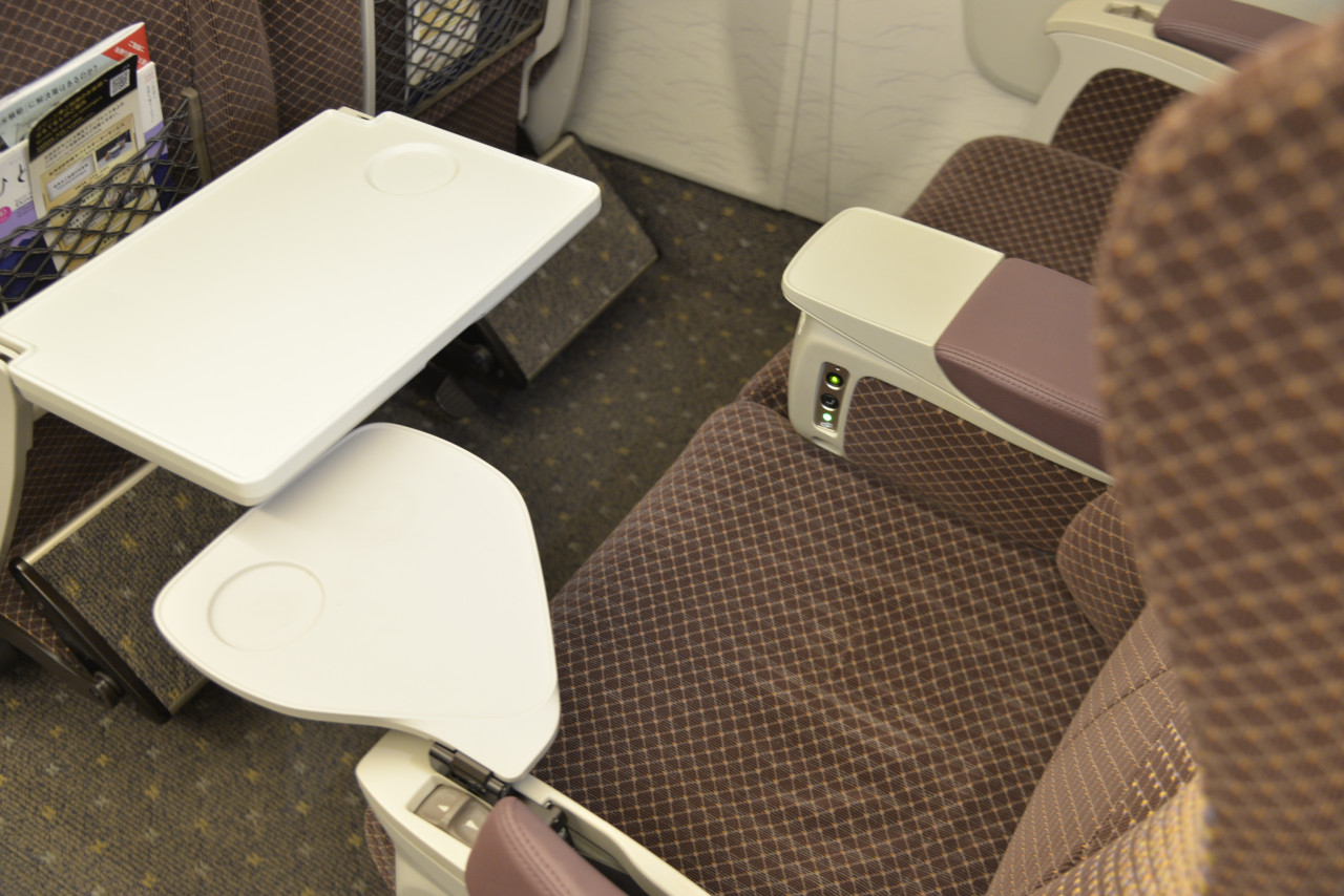 商務艙有大得誇張的桌面。