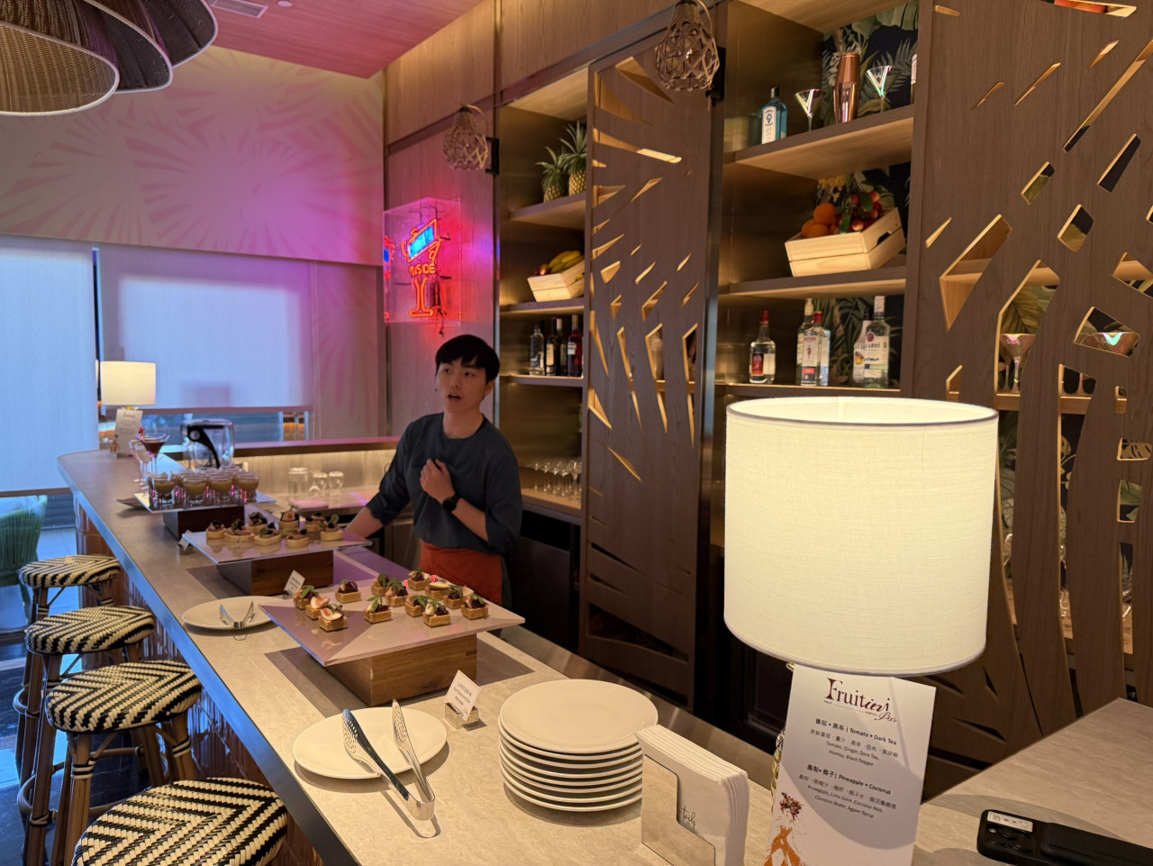 充滿熱帶氣息與水果元素的吧檯。