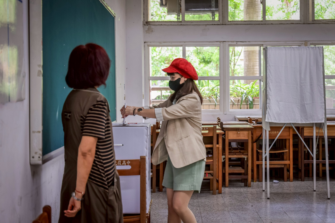 板橋大刪元發言人莫莉投票。