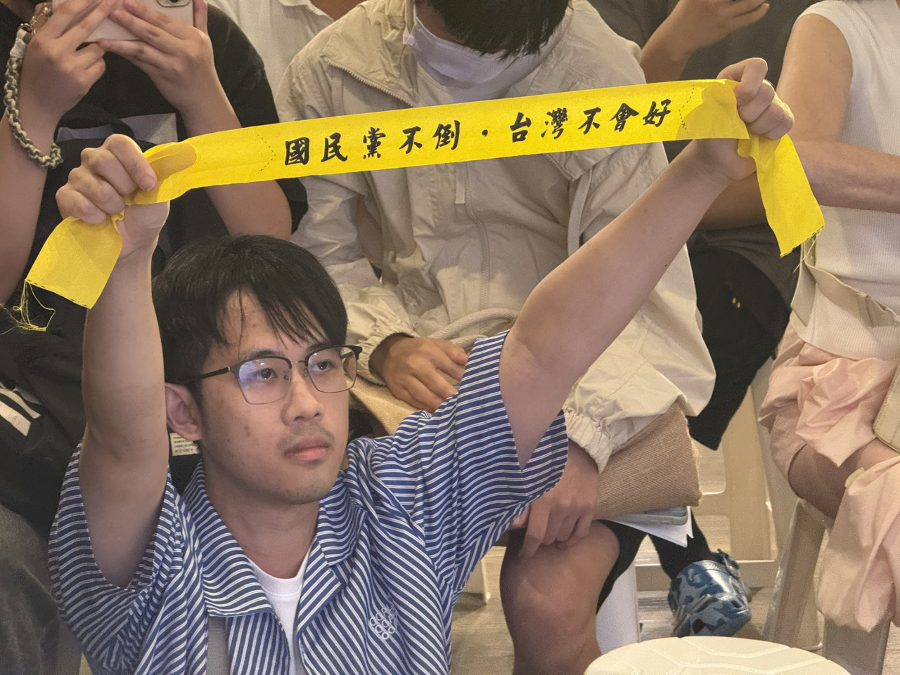 即便領銜人史書華宣布罷免行動失敗，但仍有支持者高舉布條支持。