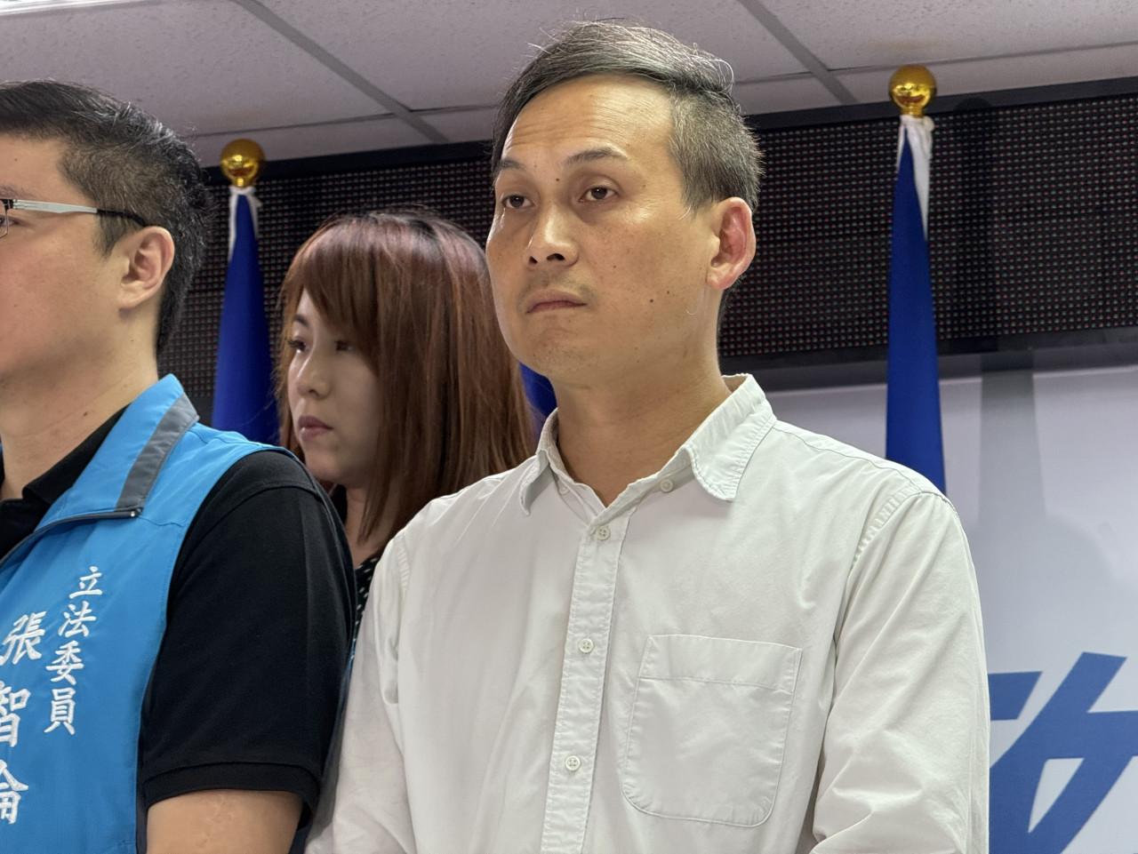 葉元之守下立委席次，但看得出來滿臉疲態。