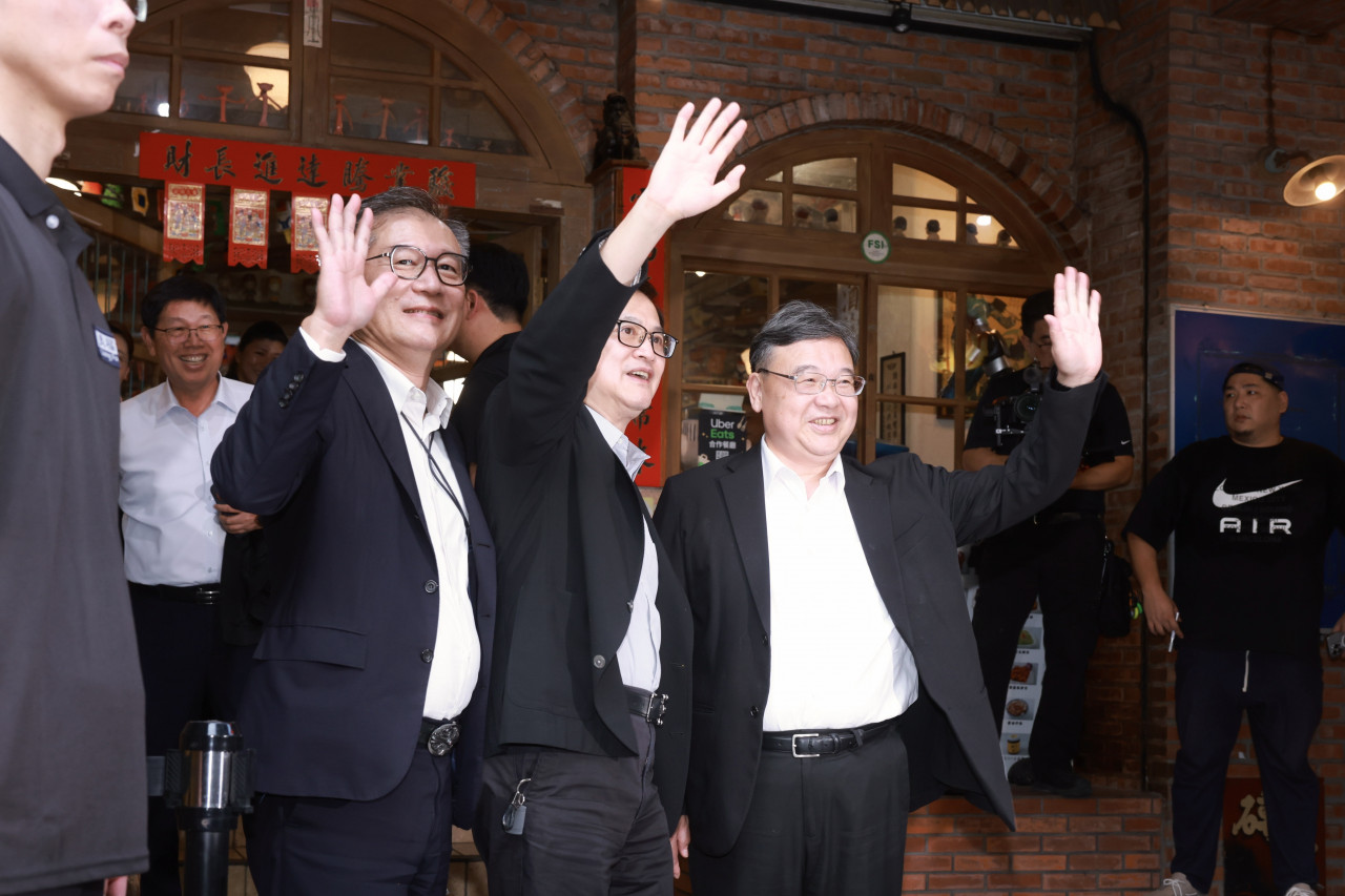 和碩董事長童子賢（中）率領共同執行長鄧國彥（左）、鄭光志（右）